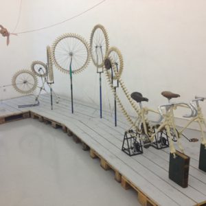 Quel petit vélo en os au fond de la cour, 2009, Plastique, acier, 90 x 38 x 55 cm