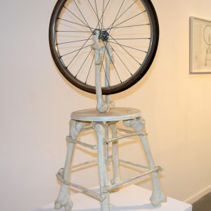 La roue de bicyclette 1, 2010, Résine polyester, acier, bois, roue de vélo, 120 x 50 x 38 cm