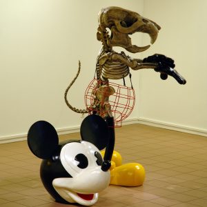 2007-Mickey-is-also-a-rat-Grand-sq-uelette-de-Mickey-debout-2007-Résine-polyester-acier-cuir-215-x-140-x-108-cm-et-100-x-125-x-100-cm