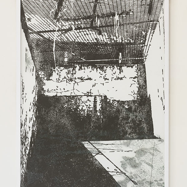 Nicolas Daubanes : Ancienne maison d'arrêt de Béziers, cours de promenade.
110 x 70 cm
Poudre de fer aimantée et gravure sur verre. 2018
( Credit photo : Yohann Gozard )