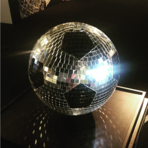 Laurent PERBOS  The Soccer Disco Ball 2016 Boule à facettes, diam : 25 cm